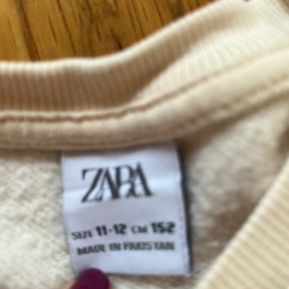 Girls oversized cream colored sweatshirt size 11/12 - Picture 2 of 3